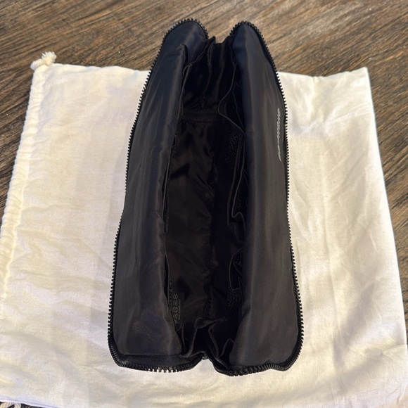 Parallelle The Large Traveller Toiletry/Cosmetic Bag - Picture 4 of 5